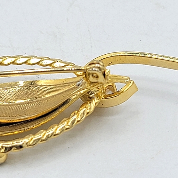 Elegant Textured Gold Tone Leaf Wreath Brooch with Faux Pearl Accent - Picture 8 of 11